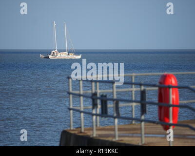 Sheerness, Kent, UK. 10 Nov, 2018. Météo France : un après-midi ensoleillé de Sheerness, Kent.  : 'Pic' Hécate - un peu d'inspiration polynésienne à deux mats catamaran de 50 pieds l'ancre au large, qui a été l'aide de l'artisanat pour Ross Edgley nager autour de la Grande-Bretagne. Credit : James Bell/Alamy Live News Banque D'Images