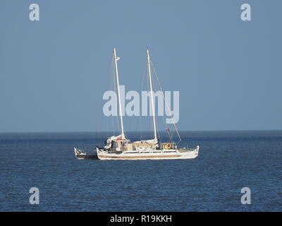 Sheerness, Kent, UK. 10 Nov, 2018. Météo France : un après-midi ensoleillé de Sheerness, Kent.  : 'Pic' Hécate - un peu d'inspiration polynésienne à deux mats catamaran de 50 pieds l'ancre au large, qui a été l'aide de l'artisanat pour Ross Edgley nager autour de la Grande-Bretagne. Credit : James Bell/Alamy Live News Banque D'Images