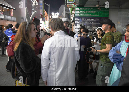 1 novembre 2018 - Shibuya, Tokyo, Japon - festivaliers Halloween dress up sur les costumes au cours de la nuit de Halloween 2018 quartier Shibuya le mercredi, Octobre 31, 2018. Shibuya est devenue la scène principale pour l'Halloween à Tokyo au Japon. L'événement continue d'Halloween est un événement non officielle dans laquelle des milliers de personnes se réunissent pour montrer leur variété de costumes. Photo par : Ramiro Agustin Vargas Tabares (crédit Image : © Ramiro Agustin Vargas Tabares/Zuma sur le fil) Banque D'Images