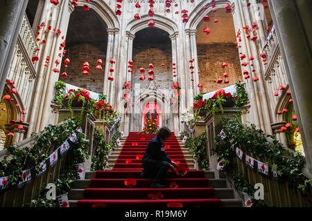 Margam, dans le sud du Pays de Galles, Royaume-Uni. 10 novembre 2018 Les coquelicots sont placées sur l'escalier du Château de Margam, dans le sud du Pays de Galles, Royaume-Uni, dans le cadre de l'exposition florale Nous nous souviendrons qui se tient à Margam Country Park, l'un des nombreux événements du souvenir happing tout le Royaume-Uni pour honorer ceux qui ont vécu, se sont battus et sont morts dans la Première Guerre mondiale. Crédit : Robert Melen/Alamy Live News Banque D'Images