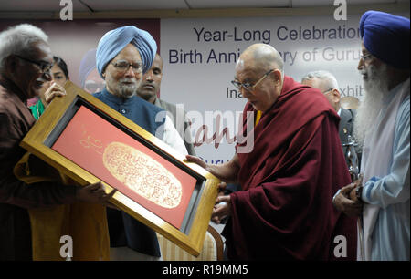 New Delhi, Inde. 10 Nov, 2018. L'ancien Premier Ministre, M. Manmohan Singh présente un tableau représentant le mantra "ol', le principe de base d'Sikism, comme une peinture au chef spirituel tibétain dalaï lama lors d'une fonction pour marquer les célébrations de naissance début od anniversaire de Guru Nanak à New Delhi le samedi 10 novembre, 2018. Crédit photo : Sondeep Shankar/Alamy Live News Banque D'Images