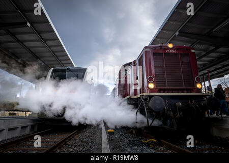 Bad Harzburg, Allemagne. 10 Nov, 2018. Une locomotive diesel de 1962 est prêt pour le voyage vers le 175e anniversaire de la liaison ferroviaire mauvais Harzburg-Braunschweig à la gare de Bad Harzburg. Bad Harzburg a été raccordé au réseau ferroviaire pour 175 ans. L'Nordharzer Kurort célébré avec une grande fête le samedi. Comme l'une des premières lignes de chemin de fer sur le territoire de l'État fédéral d'aujourd'hui Basse-saxe, la ligne entre Braunschweig et Bad Harzburg a été mis en service en 1843. Crédit : Peter Steffen/dpa/Alamy Live News Banque D'Images