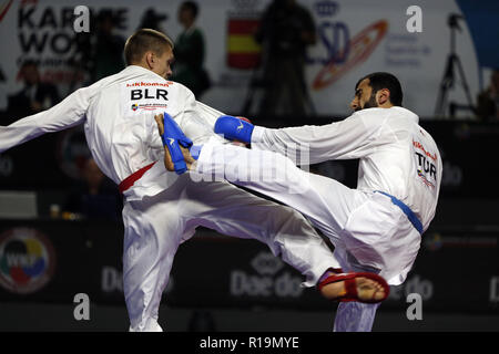 Madrid, Madrid, Espagne. 10 Nov, 2018. Anton Isakau vu se battre avec le bain turc Ugur Aktas de concourir pour la médaille de bronze lors de la compétition kumite homme -84kg du 24e Championnats du Monde de karaté à l'WiZink au centre de Madrid. Credit : Manu Haiti/SOPA Images/ZUMA/Alamy Fil Live News Banque D'Images