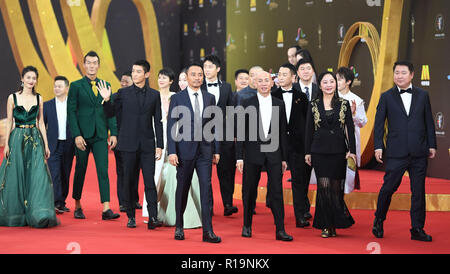 Foshan, la province chinoise du Guangdong. 10 Nov, 2018. La distribution et l'équipe les membres de l'opération 'films' du Mékong et l'opération "Mer Rouge' assister à la cérémonie du tapis rouge de la 27e Chine Coq d'or et des cent fleurs Film Festival à Foshan, Province du Guangdong en Chine du sud, le 10 novembre 2018. Le tapis rouge de la 27e cérémonie Chine Coq d'or et des cent fleurs Film Festival a eu lieu le samedi. Credit : Deng Hua/Xinhua/Alamy Live News Banque D'Images