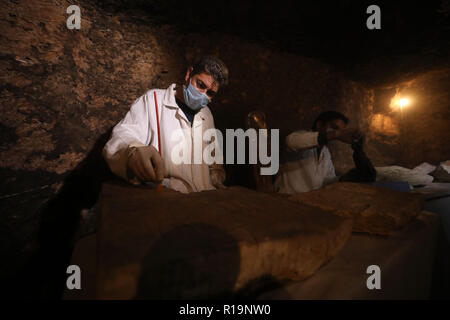 Giza, Egypte. 10 Nov, 2018. Les archéologues égyptiens travaillent à l'intérieur du tombeau de Khufu-Imhat l'un des sept tombes appartenant à la nouvelle et anciens royaumes de l'Égypte. Une mission archéologique égyptienne a découvert sept nouveaux tombeaux de Saqqarah nécropole avec des dizaines de momies de chat, des centaines de statues en bois de chats et une médaille de bronze, qui consacre à "Bastet", la déesse adoré dès la deuxième dynastie (2890 avant notre ère). Credit : Stringer/dpa/Alamy Live News Banque D'Images