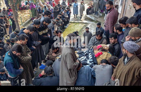 10 novembre 2018 - Pulwama, Jammu-et-Cachemire, l'Inde - (NOTE DU RÉDACTEUR : Image représente la mort.) Les musulmans du Cachemire sont vus en train de prier pour le corps d'Liyakat Ahmed durant son cortège funéraire à son village natal de Pulwama.Des milliers de personnes ont participé à la prière funéraire des deux militants qui ont été tués dans une fusillade avec les forces gouvernementales dans le sud du district de Pulwama du Cachemire 40kms à partir de la capitale d'été Srinagar. Les militants, selon l'Inspecteur général de la police, au Cachemire, la gamme SP pani, ont été tués lors d'un 'très bref'' fusillade en Tikken village. (Crédit Image : © Idrees Banque D'Images