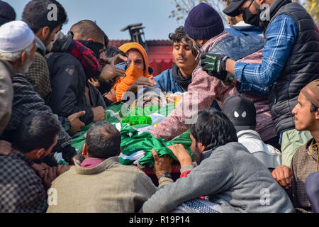 10 novembre 2018 - Pulwama, Jammu-et-Cachemire, l'Inde - (NOTE DU RÉDACTEUR : Image représente la mort.) Les musulmans du Cachemire sont vus réunis à côté de corps mort d'Wajid-Ul-Islam militant tué pendant son cortège funéraire à son village natal en babhara Pulwama.Des milliers de personnes ont participé à la prière funéraire des deux militants qui ont été tués dans une fusillade avec les forces gouvernementales dans le sud du district de Pulwama du Cachemire 40kms à partir de la capitale d'été Srinagar. Les militants, selon l'Inspecteur général de la police, au Cachemire, la gamme SP pani, ont été tués lors d'un 'très bref'' fusillade en Tikken Banque D'Images