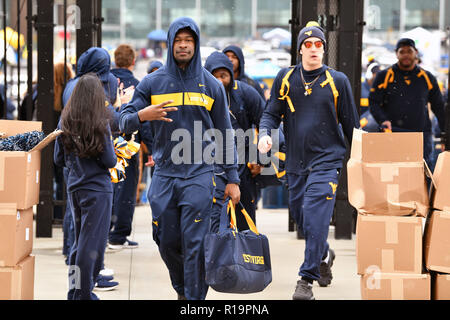 Morgantown, West Virginia, USA. 10 Nov, 2018. L'équipe de football de West Virginia Mountaineers entre dans le stade lors de l'alpiniste de l'équipe de voyage l'homme avant le grand match de football joué à 12 Mountaineer Field de Morgantown, WV. Credit : Ken Inness/ZUMA/Alamy Fil Live News Banque D'Images