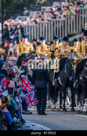 Londres, Royaume-Uni. 10 Nov, 2018. Le défilé s'arrête à l'extérieur de St Pauls - le nouveau Maire (Peter Paul Eluard, le 691st) a prêté serment hier. Pour célébrer, aujourd'hui, c'est le Seigneur annuel Show du maire. Il comprend des bandes militaires, vintage bus, Dhol tambour, une moissonneuse-batteuse et un chien dans la tête géant trois milles de long cortège. Il rassemble plus de 7 000 personnes, 200 chevaux et 140 Moteur et les véhicules à moteur à vapeur dans un événement qui remonte au 13e siècle. Le maire de la ville de Londres en état d'entraîneur. Crédit : Guy Bell/Alamy Live News Banque D'Images