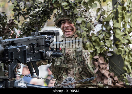 Londres, Royaume-Uni. 10 Nov, 2018. L'infanterie légère - le nouveau Maire (Peter Paul Eluard, le 691st) a prêté serment hier. Pour célébrer, aujourd'hui, c'est le Seigneur annuel Show du maire. Il comprend des bandes militaires, vintage bus, Dhol tambour, une moissonneuse-batteuse et un chien dans la tête géant trois milles de long cortège. Il rassemble plus de 7 000 personnes, 200 chevaux et 140 Moteur et les véhicules à moteur à vapeur dans un événement qui remonte au 13e siècle. Le maire de la ville de Londres en état d'entraîneur. Banque D'Images