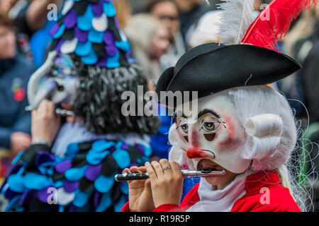 Londres, Royaume-Uni. 10 Nov, 2018. La clique de Rotstab Liestal - le nouveau Maire (Peter Paul Eluard, le 691st) a prêté serment hier. Pour célébrer, aujourd'hui, c'est le Seigneur annuel Show du maire. Il comprend des bandes militaires, vintage bus, Dhol tambour, une moissonneuse-batteuse et un chien dans la tête géant trois milles de long cortège. Il rassemble plus de 7 000 personnes, 200 chevaux et 140 Moteur et les véhicules à moteur à vapeur dans un événement qui remonte au 13e siècle. Le maire de la ville de Londres en état d'entraîneur. Banque D'Images