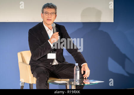 Paris, France. 10 novembre 2018. Arnaud Montebourg, ancien Ministre français de renouveau industriel, parle de la mondialisation et de la politique économique au cours de la journée d'ouverture du MIF Expo, un salon commercial pour les produits fabriqués en France. L'exposition est ouverte du 10 au 12 novembre. © David Bertho / Alamy Live News Banque D'Images