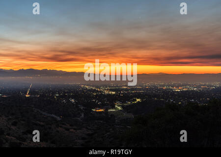 Los Angeles, Californie, USA - 10 novembre 2018 : de fumée aube ciel au-dessus de la vallée de San Fernando. La fumée est de l'incendie à Malibu et Woolsey Ventura Comté. Credit : trekandshoot/Alamy Live News Banque D'Images