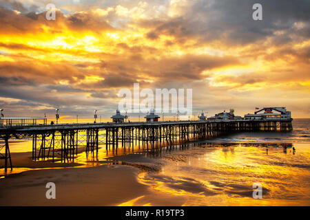 Blackpool, Lancashire, Royaume-Uni. 10 Nov, 2018. Météo britannique. Après une journée de soleil et de douches, les nuages se forment un coucher de soleil sur la jetée nord & beach. Crédit ; Crédit : MediaWorldImages/Alamy Live News Banque D'Images