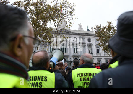 Madrid, Espagne. 10 Nov, 2018. Des centaines de personnes se sont rassemblées devant le siège de la Cour suprême pour protester contre la sentence qui établit que l'immeuble hypothéqué payer la taxe d'actes juridiques documentés le Nov 10, 2018 à Madrid, Espagne Credit : Jesús Encarna/Alamy Live News Banque D'Images