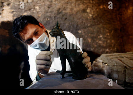 Giza, Egypte. 10 Nov, 2018. Un archéologue travaille dans une tombe de la Nécropole de Saqqara, Giza, Egypte, Province sur 10 Novembre, 2018. Ministre égyptien des antiquités Khaled al-Anany a annoncé samedi la découverte de sept tombes pharaoniques dans la nécropole de Saqqara. Credit : Ahmed Gomaa/Xinhua/Alamy Live News Banque D'Images