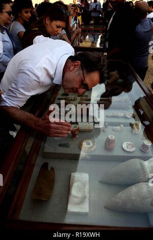 Giza, Egypte. 10 Nov, 2018. Les gens regardent les artefacts mis au jour dans la nécropole de Saqqara, Giza, Egypte, Province sur 10 Novembre, 2018. Ministre égyptien des antiquités Khaled al-Anany a annoncé samedi la découverte de sept tombes pharaoniques dans la nécropole de Saqqara. Credit : Ahmed Gomaa/Xinhua/Alamy Live News Banque D'Images