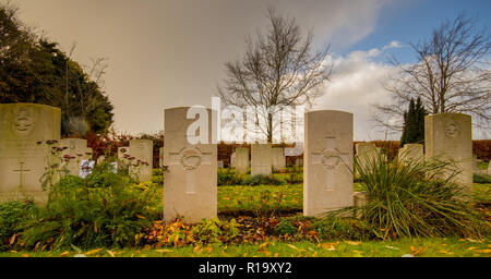 Tangmere, West Sussex, UK. 10 novembre 2018. Commonwealth War Graves à la veille du Souvenir le dimanche à St Andrew's Church, Tangmere, sur le 100e anniversaire de la Première Guerre mondiale. Les tombes sont celles de soldats de la Grande-Bretagne, la Nouvelle-Zélande et l'Allemagne. Stuart crédit C. Clarke/Alamy Live News. Banque D'Images