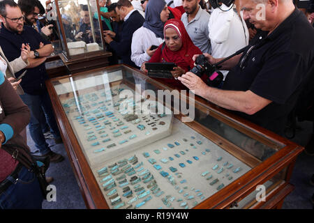 Giza, Egypte. 10 Nov, 2018. Les gens regardent les artefacts mis au jour dans la nécropole de Saqqara, Giza, Egypte, Province sur 10 Novembre, 2018. Ministre égyptien des antiquités Khaled al-Anany a annoncé samedi la découverte de sept tombes pharaoniques dans la nécropole de Saqqara. Credit : Ahmed Gomaa/Xinhua/Alamy Live News Banque D'Images