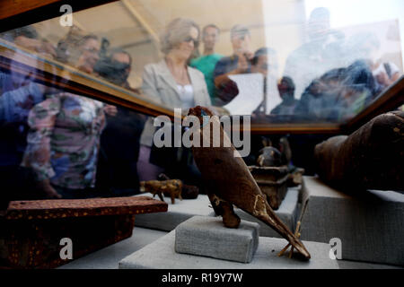 Giza, Egypte. 10 Nov, 2018. Les gens regardent les artefacts mis au jour dans la nécropole de Saqqara, Giza, Egypte, Province sur 10 Novembre, 2018. Ministre égyptien des antiquités Khaled al-Anany a annoncé samedi la découverte de sept tombes pharaoniques dans la nécropole de Saqqara. Credit : Ahmed Gomaa/Xinhua/Alamy Live News Banque D'Images