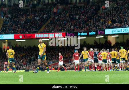 Cardiff, Wales, UK. 10 Nov, 2018. Israël l'Australie Folau vers les cieux à la recherche semble-t-il de l'aide. Credit : WALvAUS/Alamy Live News Banque D'Images