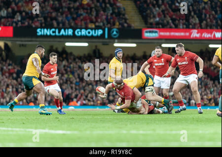 Cardiff, Wales, UK. 10 Nov, 2018. Le capitaine gallois, Alun Wyn Jones flicks une note de retour comme il est abordé. Credit : WALvAUS/Alamy Live News Banque D'Images