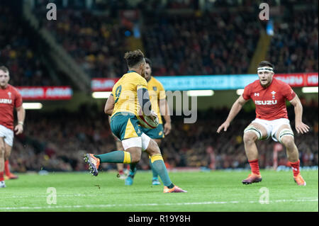 Cardiff, Wales, UK. 10 Nov, 2018. Australian scrumhalf, Genia, fonctionne à l'impénétrable Welsh ligne de défense. Credit : WALvAUS/Alamy Live News Banque D'Images