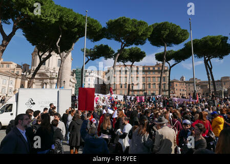 ROME, ITALIE - 10 NOVEMBRE 2018 : manifestation à la place de Venise sous la colonne Trajane, militants protester contre le Pillon DDL Crédit : marco varrone/Alamy Live News Banque D'Images