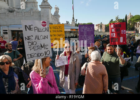 ROME, ITALIE - 10 NOVEMBRE 2018 : manifestation à la place de Venise sous la colonne Trajane, militants protester contre le Pillon DDL Crédit : marco varrone/Alamy Live News Banque D'Images