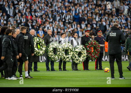 Leicester, Royaume-Uni. 10 Nov, 2018. Srivaddhanaprabha Aiyawatt mène l'hommage aux victimes de l'accident d'hélicoptère et à tous les hommes et femmes qui sont morts dans des conflits avant le premier match de championnat entre Leicester City Burnley et à la King Power Stadium, Leicester, Angleterre le 10 novembre 2018. Photo par Matthieu Buchan. Usage éditorial uniquement, licence requise pour un usage commercial. Aucune utilisation de pari, de jeux ou d'un seul club/ligue/dvd publications. Credit : UK Sports Photos Ltd/Alamy Live News Banque D'Images