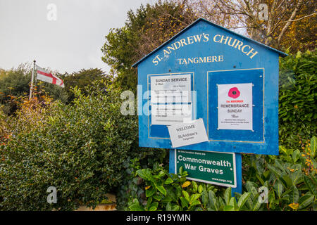 Tangmere, West Sussex, UK. 10 novembre 2018. Des sépultures de guerre du Commonwealth à St Andrew's Church, Tangmere, sur le 100e anniversaire de la Première Guerre mondiale. Les tombes de soldats : La Grande-Bretagne, la Nouvelle-Zélande et l'Allemagne. Stuart crédit C. Clarke/Alamy Live News. Banque D'Images