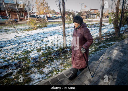 Tambov, Région de Tambov, en Russie. 10 Nov, 2018. Une femme âgée avec badik marche le long de la rue ''prolétarienne" Crédit : Demian Stringer/ZUMA/Alamy Fil Live News Banque D'Images