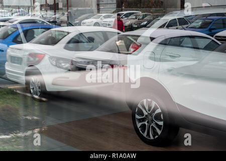 Tambov, Région de Tambov, en Russie. 10 Nov, 2018. Les voitures sont reflétées dans la vitre d'exposition Crédit : Demian Stringer/ZUMA/Alamy Fil Live News Banque D'Images