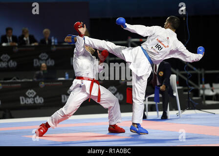 Madrid, Madrid, Espagne. 10 Nov, 2018. Karateka espagnol Raul Cuerva Mora et Iraniens karateka Hamoon Derafshipour sont vus en action comme ils en compétition pour une médaille de bronze lors de la compétition kumite homme -67kg du 24e Championnats du Monde de karaté à l'WiZink au centre de Madrid. Credit : Manu Haiti/SOPA Images/ZUMA/Alamy Fil Live News Banque D'Images