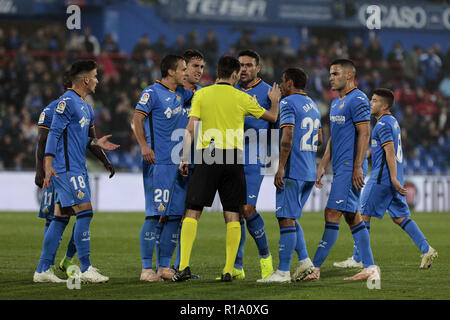 Getafe, Madrid, Espagne. 10 Nov, 2018. Les joueurs de Getafe CF vu avoir mots avec l'arbitre pendant la Liga match entre Getafe et Valence CF au Coliseum Alfonso Perez de Getafe, Espagne. Legan Crédit : P. Mace/SOPA Images/ZUMA/Alamy Fil Live News Banque D'Images