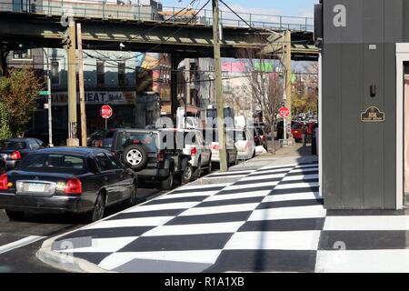 New York City, New York, USA. 10 Nov, 2018. Un tronçon d'un trottoir de Brooklyn, New York, a été transformé en un damier de carrés blancs et noirs entre un patch de trottoir devant un nouvel immeuble d'appartements de fantaisie et de magasin et boutique risque Galerie dans le quartier de Bushwick embourgeoisés rapidement. Le ministère des Transports dit que les gens ne peuvent pas légalement les trottoirs et peinture artistique non autorisé reçoit généralement une amende, avec les propriétaires obtiennent habituellement de 30 jours pour déposer leurs travaux avant une sanction officielle suit. Credit : Ronald G. Lopez/ZUMA/Alamy Fil Live News Banque D'Images