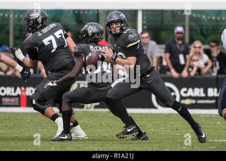 Orlando, FL, USA. 10 Nov, 2018. UCF Knights quarterback McKenzie Milton (10) pendant le 1er semestre NCAA football match entre les aspirants de marine et de l'UCF Knights au stade du spectre d'Orlando, Floride. Romeo T Guzman/CSM/Alamy Live News Banque D'Images