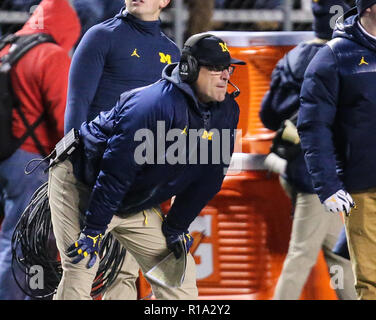 Piscataway, New Jersey, USA. 10 novembre 2018 : l'entraîneur-chef Jim Harbaugh Michigan ressemble au cours d'un match de football de la NCAA entre le Michigan et le carcajou le Rutgers Scarlet Knights à HighPoint.com Stadium à Piscataway, New Jersey. Mike Langish/Cal Sport Media. Credit : Cal Sport Media/Alamy Live News Banque D'Images