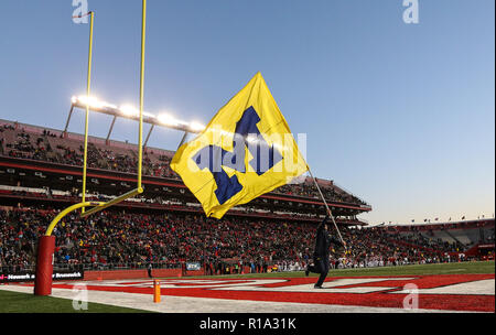 Piscataway, New Jersey, USA. 10 novembre 2018 : Michigan une cheerleader célèbre un touché lors d'un match de football NCAA entre le Michigan et le carcajou le Rutgers Scarlet Knights à HighPoint.com Stadium à Piscataway, New Jersey. Mike Langish/Cal Sport Media. Credit : Cal Sport Media/Alamy Live News Banque D'Images