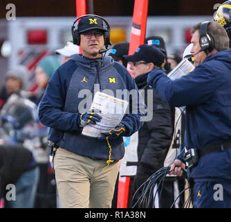 Piscataway, New Jersey, USA. 10 novembre 2018 : Michigan entraîneur en chef Jim Harbaugh, marche le côté lors d'un match de football NCAA entre le Michigan et le carcajou le Rutgers Scarlet Knights à HighPoint.com Stadium à Piscataway, New Jersey. Mike Langish/Cal Sport Media. Credit : Cal Sport Media/Alamy Live News Banque D'Images