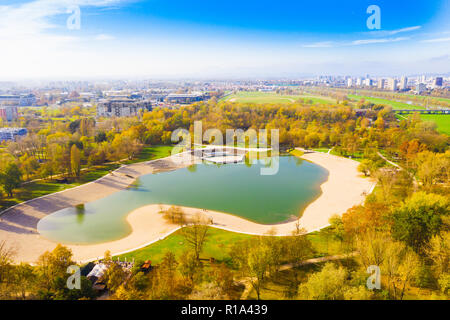 Croatie, Zagreb, vue panoramique vue aérienne de Bundek lake en automne Banque D'Images