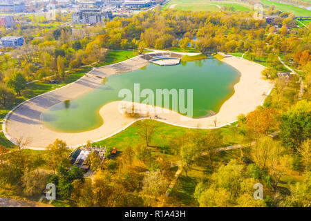 Croatie, Zagreb, vue panoramique vue aérienne de Bundek lake en automne Banque D'Images