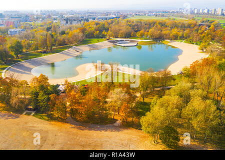 Croatie, Zagreb, vue panoramique vue aérienne de Bundek lake en automne Banque D'Images