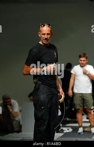 British designer Ashish catwalk à la London Fashion Week. Au lieu de conseil de mode britannique Strand 180 Équipage Alpha mise en place d'étapes Banque D'Images