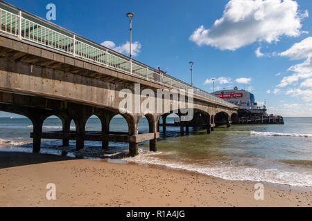 La plage de Bournemouth et la jetée en plein été Banque D'Images