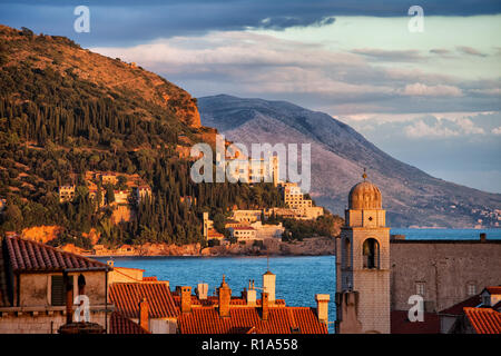 Dubrovnik au coucher du soleil, mer Adriatique littoral pittoresque de Dalmatie, Croatie, Europe Banque D'Images