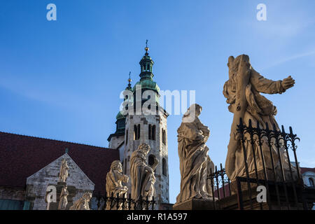 Sculptures de saints à l'Église des Apôtres Pierre et Paul et l'église de Saint André à Cracovie, Pologne Banque D'Images