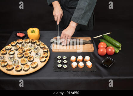 Man slicing poisson sur la planche à découper Banque D'Images