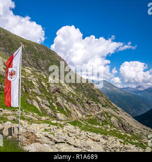 Drapeau tyrolien sur un sentier de randonnée à un chalet de montagne dans la vallée de Stubai, Innsbruck, Tyrol, Autriche Banque D'Images