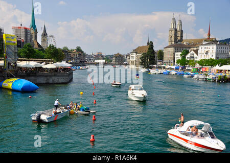 De nombreux bateaux sont sur le plus grand parti suisse à Limmat-River - le Züri-Fäscht. Banque D'Images